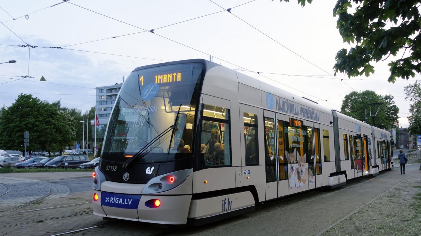 Riga : Tramway Skoda type 15t N° 57158 à Alexandra Grina Bulvaris