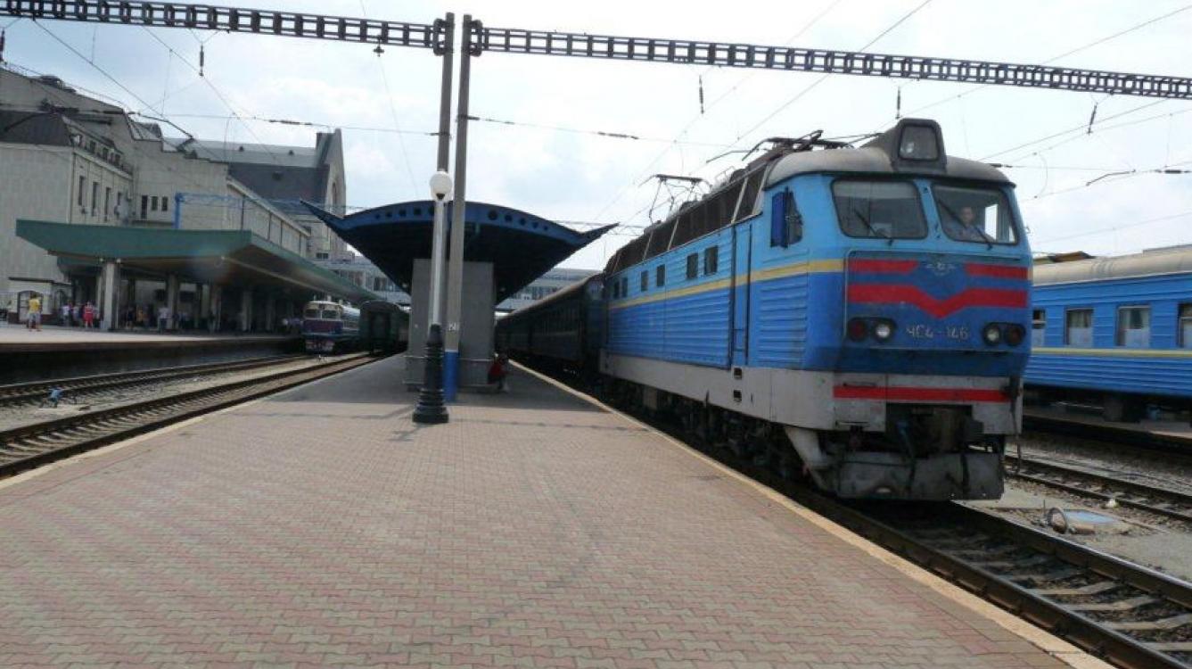 Kiev: la gare centrale un train de voyageurs
