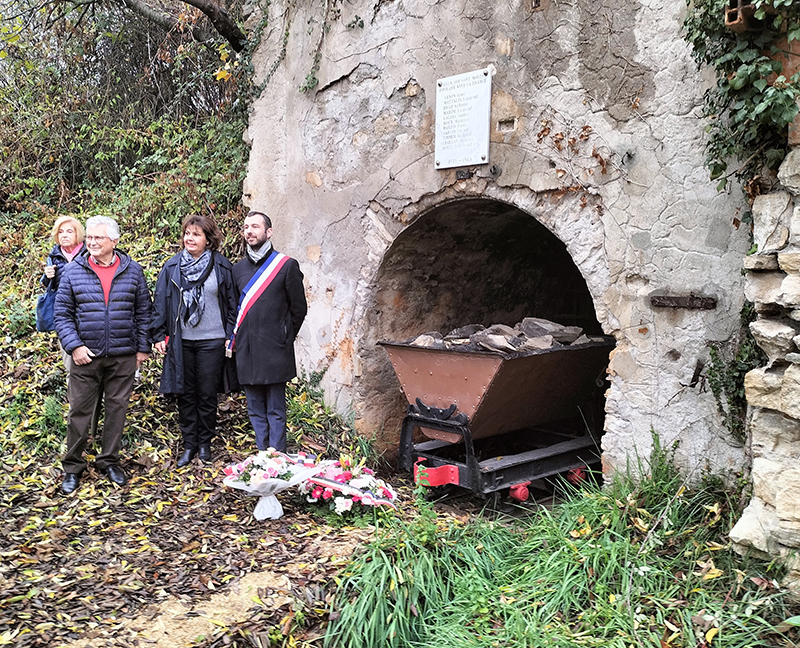 Benne à l'entrée de la mine de Gaude à Manosque