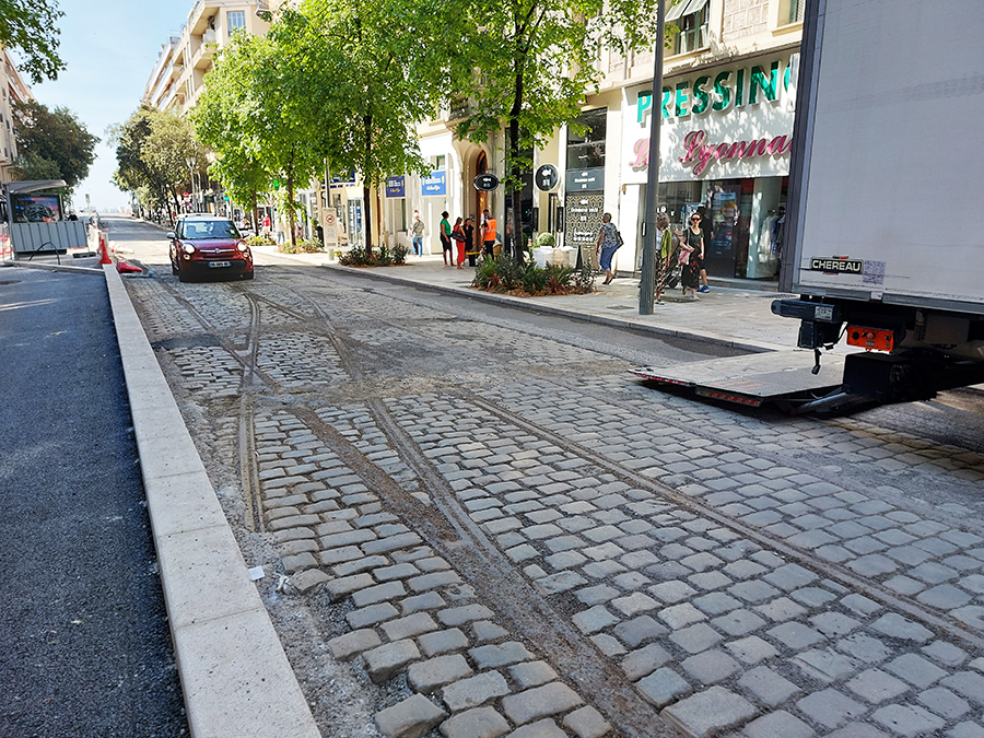 les voies de l'ancien tramway