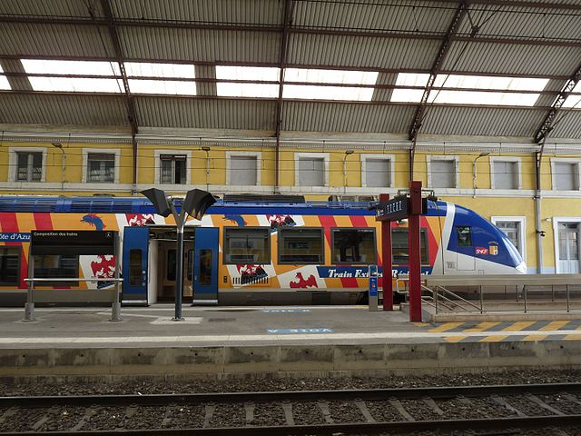 TER PACA en gare d'Avignon-Centre en 2017