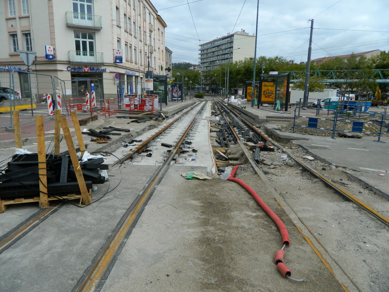 La voie de gauche est pratiquement terminée pour le gros œuvre et va devenir la voie de transit.