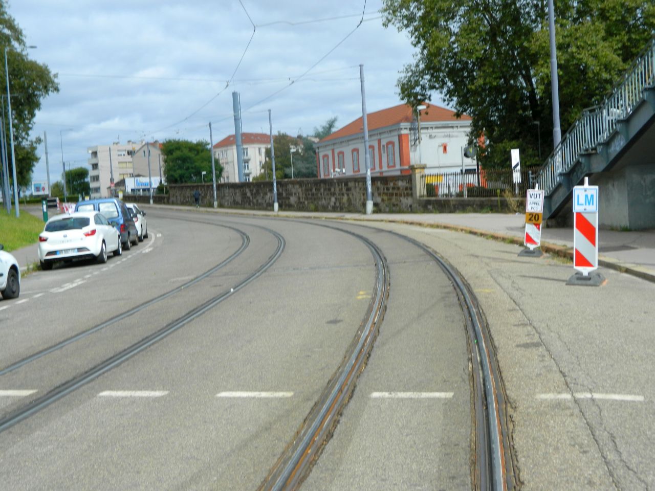 : « LM » = Limite de manœuvre pour les rames du T3 faisant leur terminus provisoire. « VUT appel PCC 20 » autorisation d’engager la VUT seulement après appel du PCC. Vitesse maxi 20 km/h