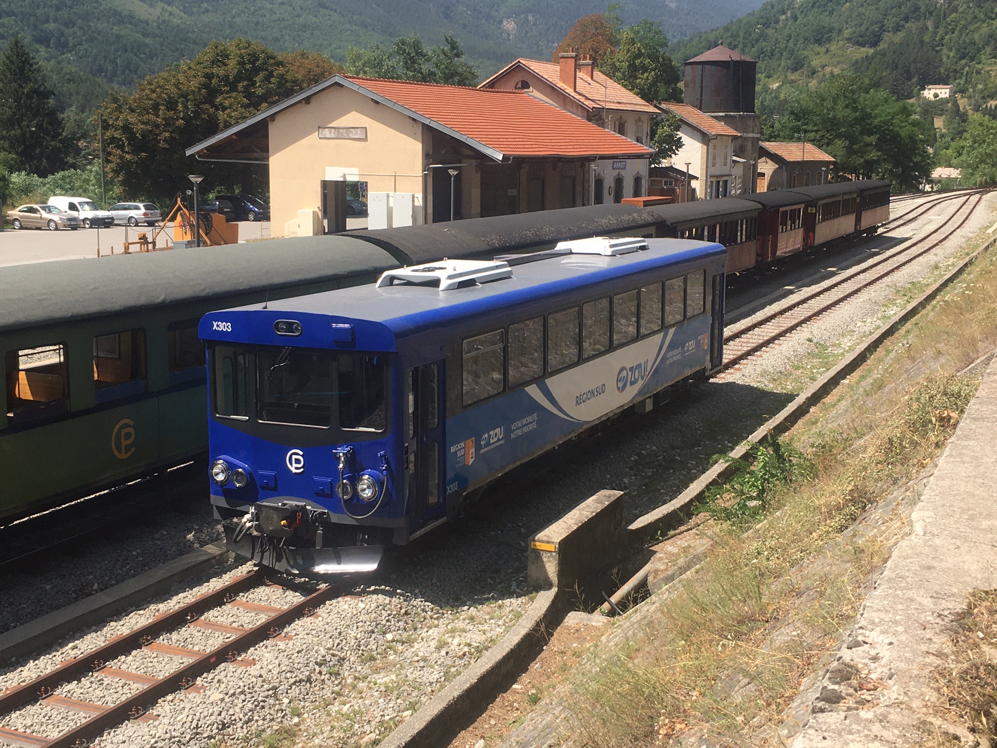 L'autorail CFD X303 (ex SY03) dans sa nouvelle livrée "Zou" - Ph F. LAUGIER 