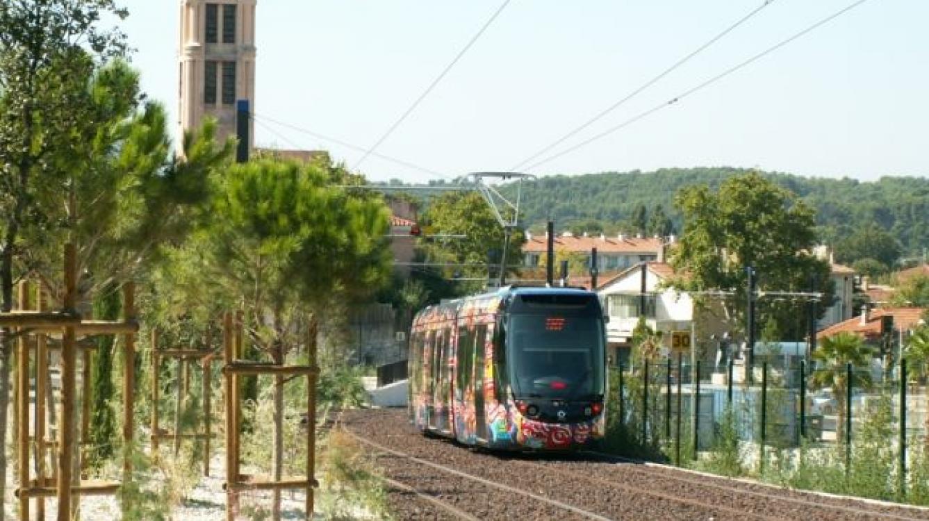 Tramway d'Aubagne Près de l'église du Charrel