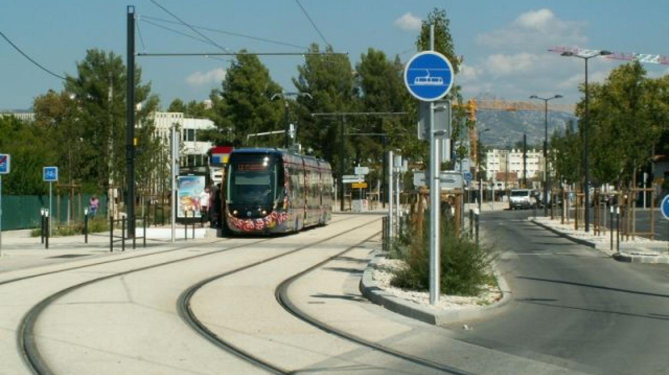 Tramway d'Aubagne station Piscine