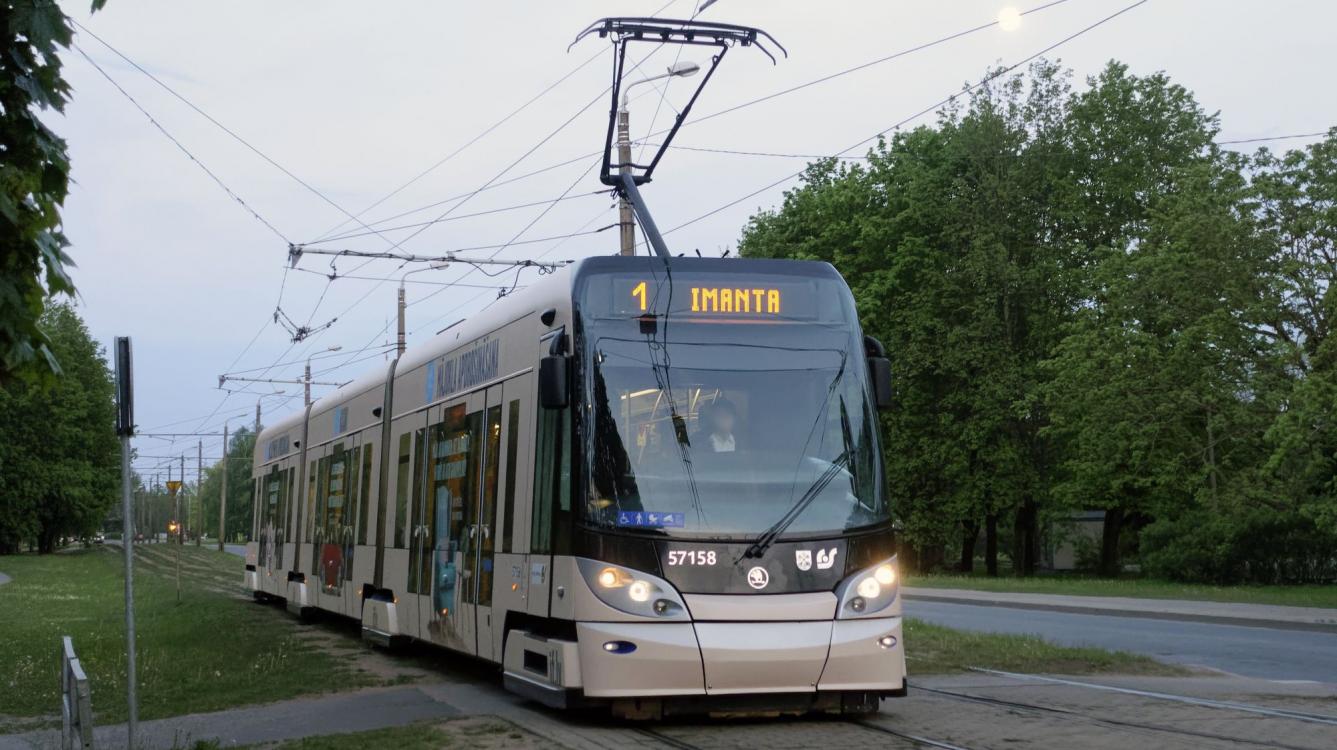 Riga : Tramway Skoda type 15t N° 57158 à Alexandra Grina Bulvaris