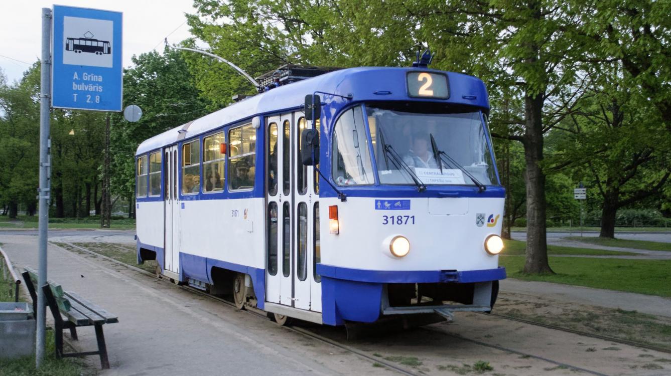 Riga : Tramway CKD Tatra T2SU N° 31871sur la ligne 2  à L'arrêt Grina Bulvaris à Riga
