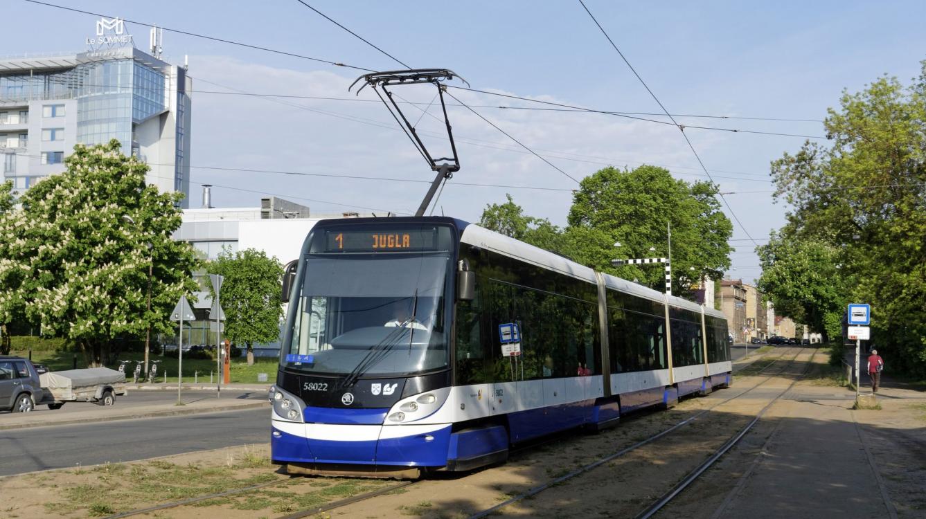 Riga : Tramway Skoda type 15T ForCity Alfa N° 58022 de 2012 sur la ligne 1  Alexandra Grina Bulvaris