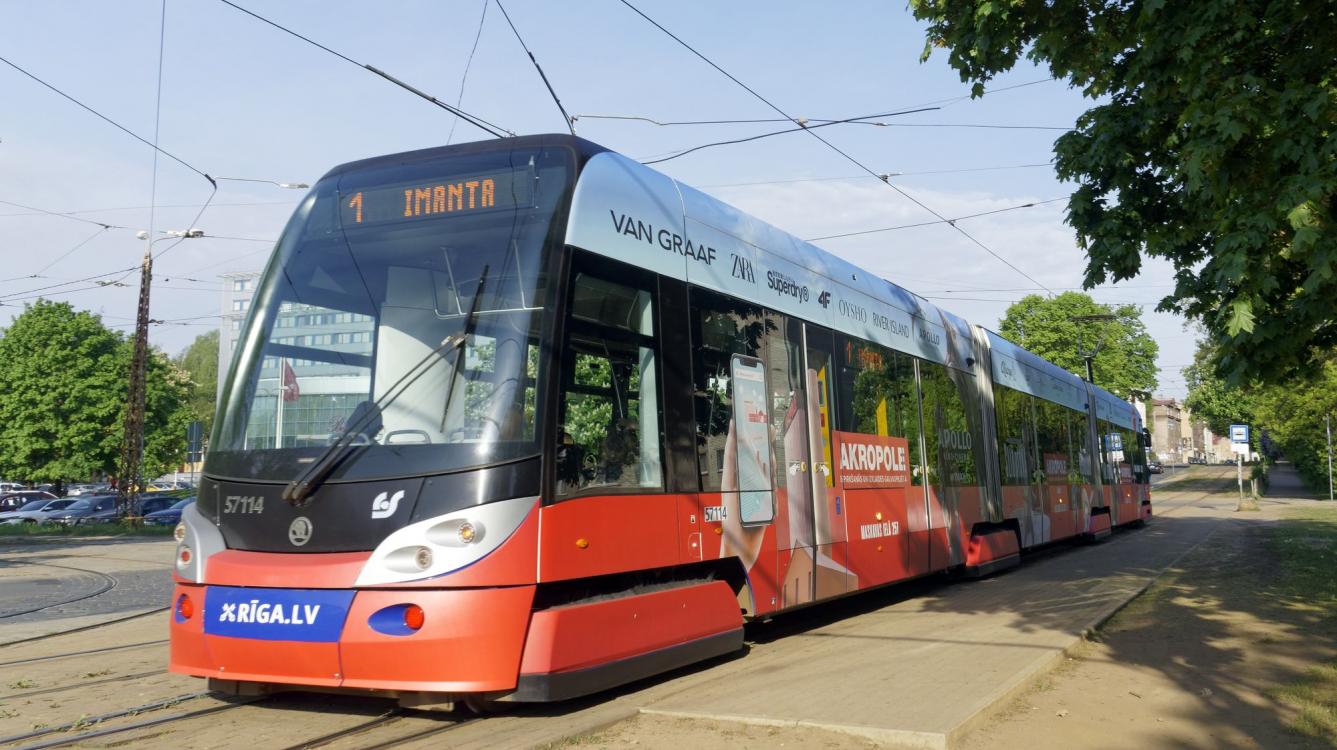 Riga : Tramway Skoda type 15T ForCity Alfa N° 57114  sur la ligne 1  Alexandra Grina Bulvaris