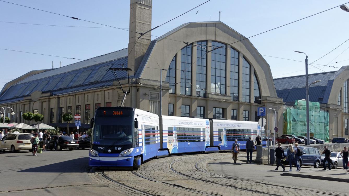 Riga : Tramway Škoda 15T ForCity Alfa N° 57147 de 2011 sur la ligne 1 devant le marché