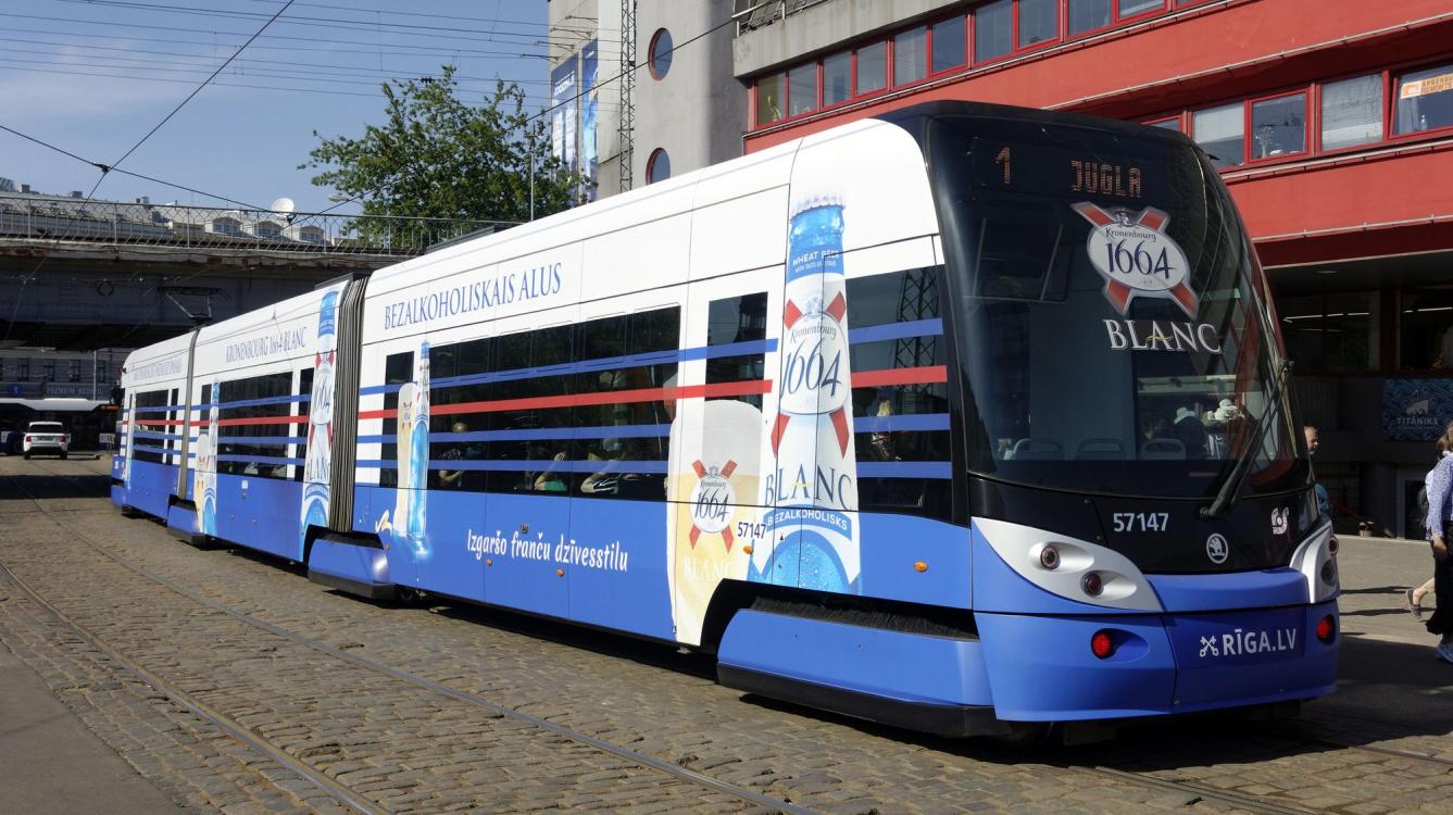 Riga : Tramway Škoda 15T ForCity Alfa N° 57147 de 2011 sur la ligne 1 devant le marché