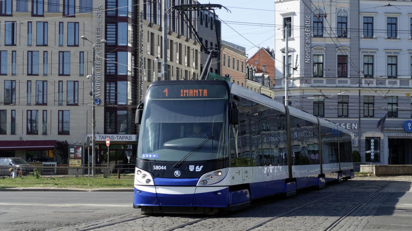 Riga : Tramway Škoda 15T ForCity Alfa N° 58144 sur la ligne 1