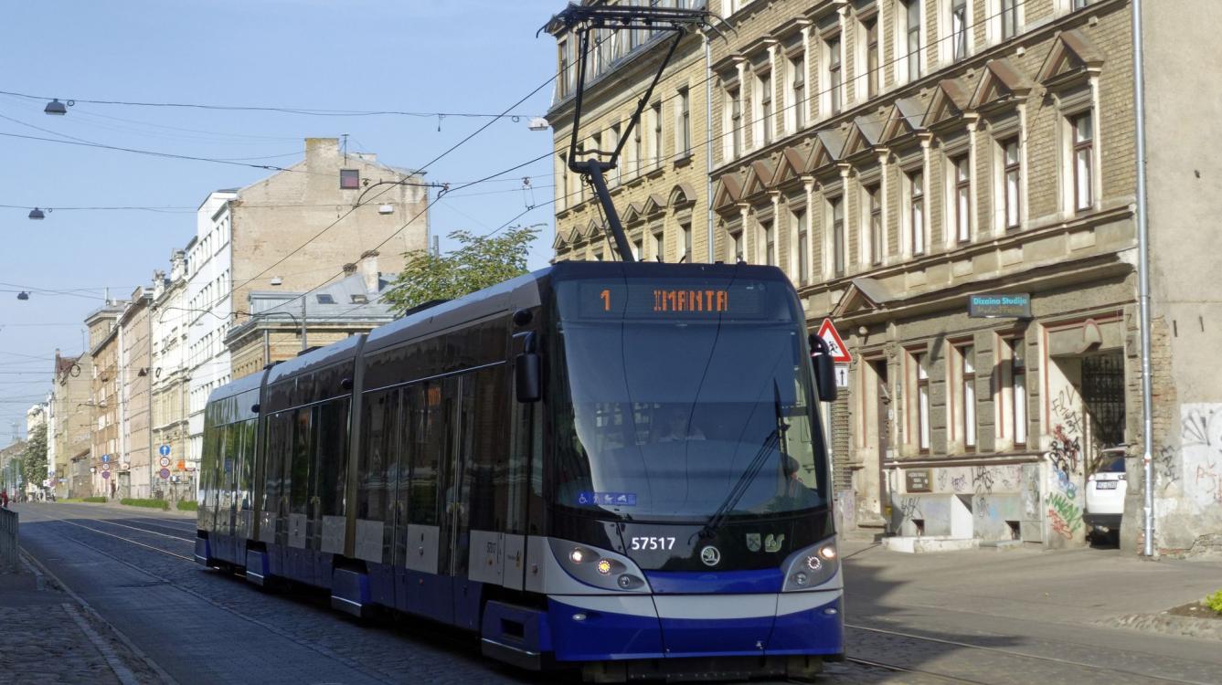 Riga : Tramway Škoda 15T ForCity Alfa N° 57517 de 2017 sur la ligne 1
