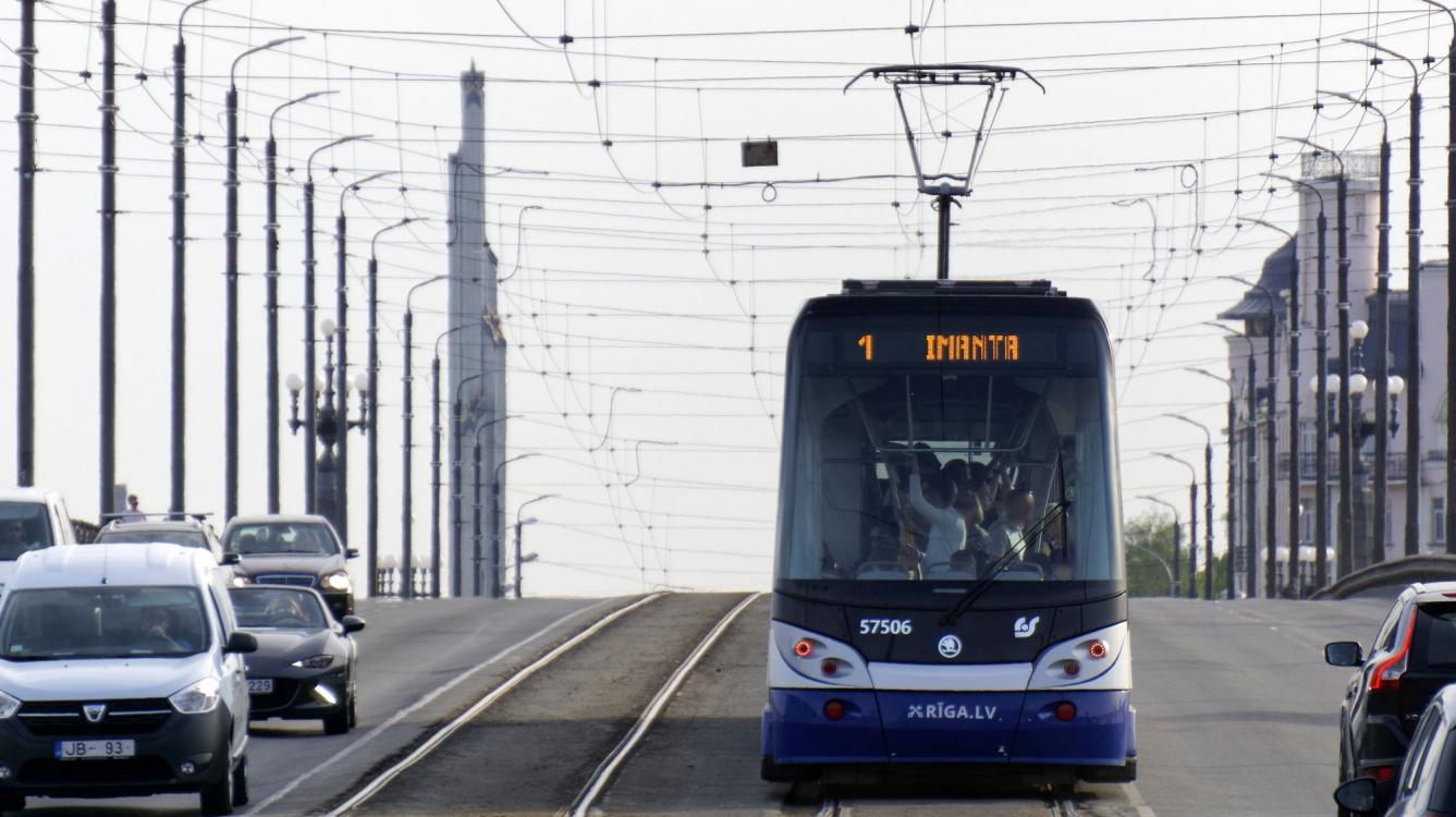 Riga :Tramway Skoda type 15T2 n° 57506 de 2017 sur la ligne 1 Akmens Tilts