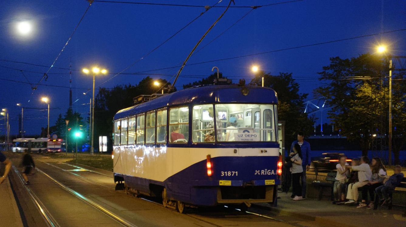 Riga : Tramway  CKD Tatra type T2SU N° 31871 de 1979  Grecinieku Iela