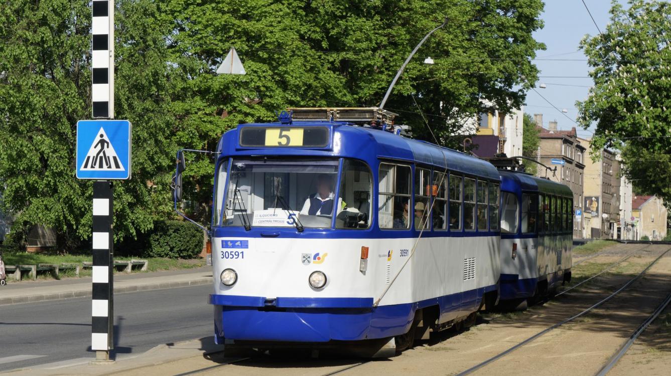 Riga : Tramway  CKD Tatra type T2SU N° 30591 de 1982 sur la ligne 5 Alexandra Grina Bulvaris