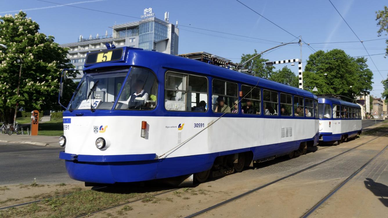 Riga : Tramways  CKD Tatra type T2SU N° 30591+30569 de 1982 sur la ligne 5 Alexandra Grina Bulvaris