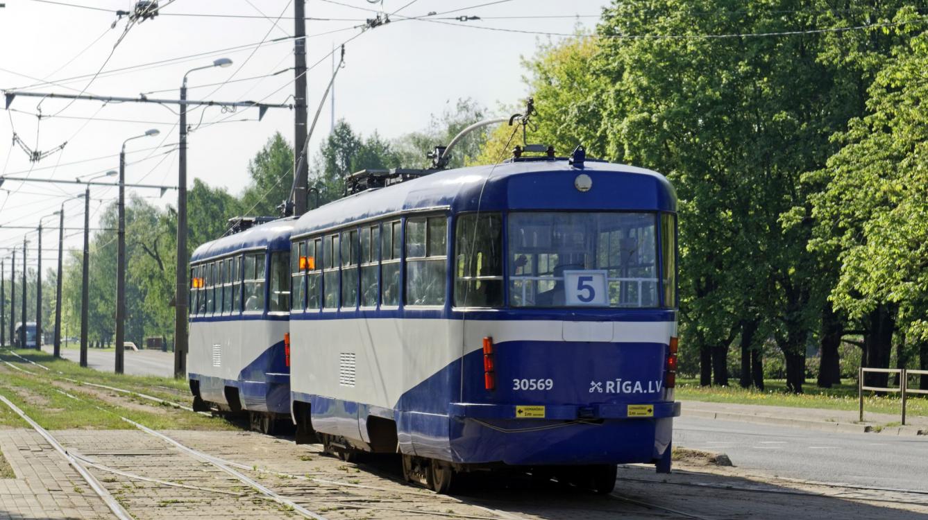 Riga : Tramways  CKD Tatra type T2SU N° 30591+30569 de 1982 sur la ligne 5 Alexandra Grina Bulvaris