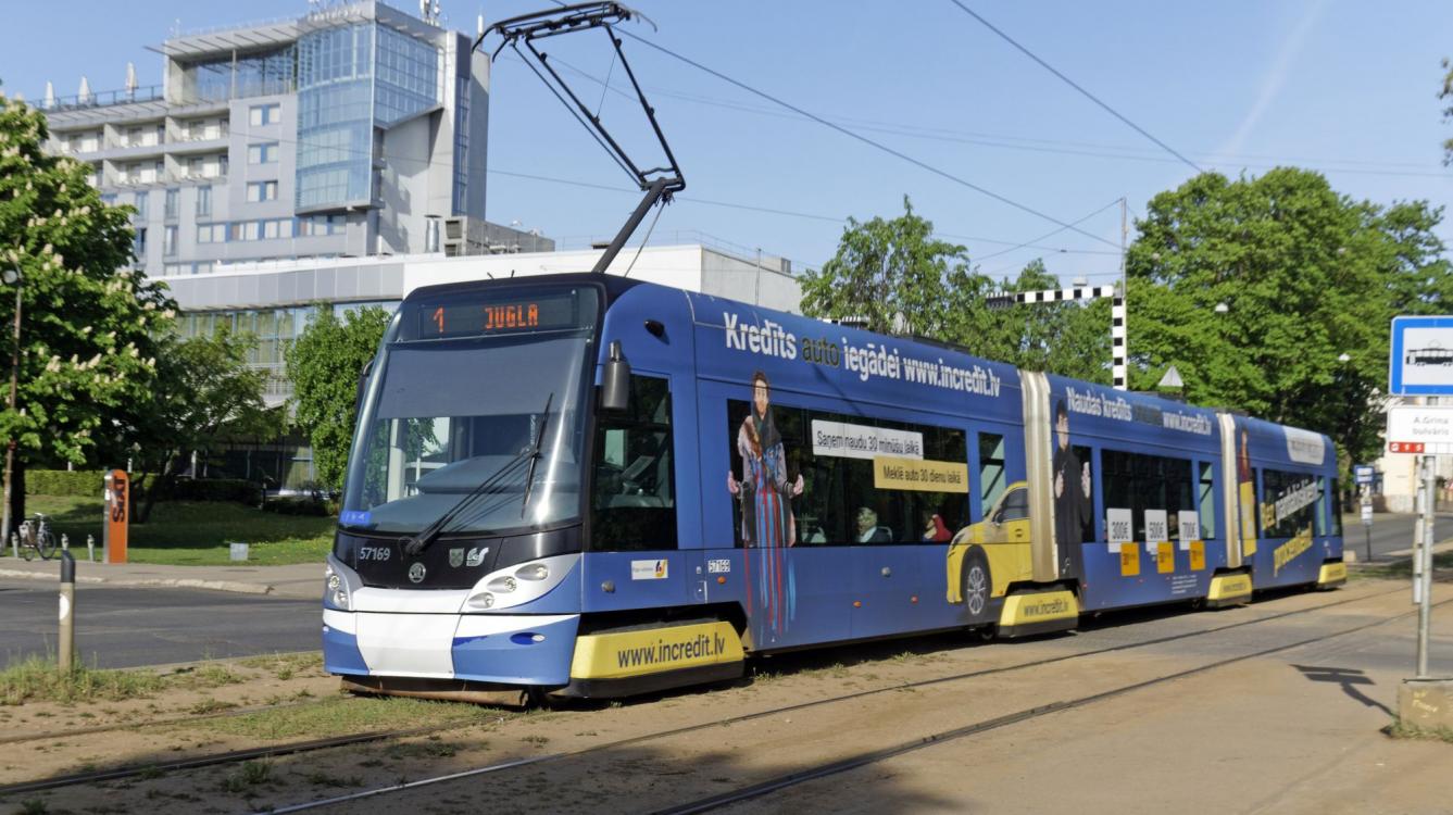 Riga : Tramway Skoda Škoda 15T ForCity Alfa N° 57169 de 2011 sur la ligne 1 Alexandra Grina Bulvari