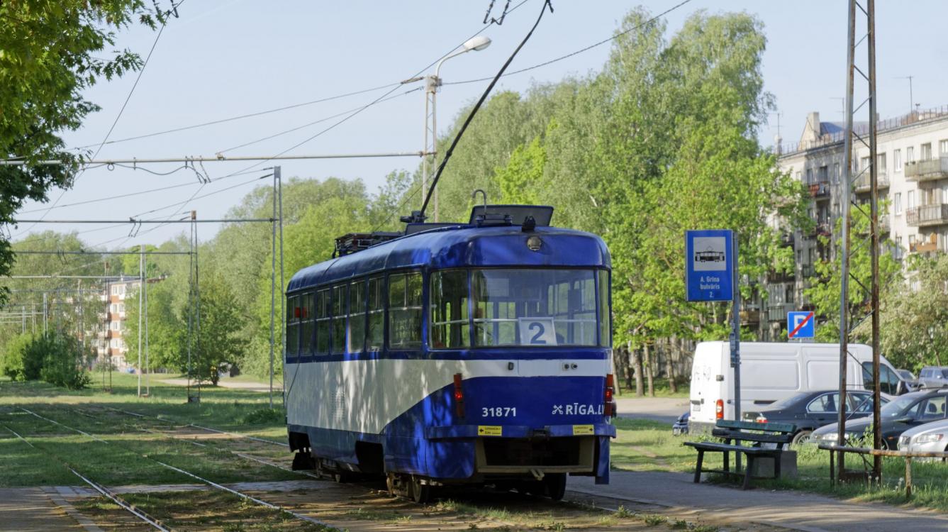 Riga : ramway  CKD Tatra type T2SU N° 31871 de 1979 sur la ligne 2 Alexandra Grina Bulvaris