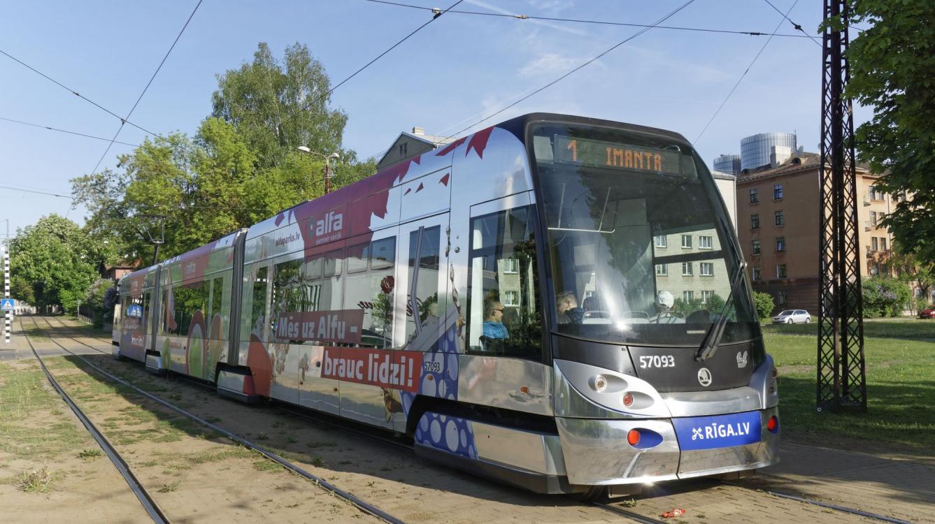 Riga : Tramway Skoda Škoda 15T ForCity Alfa N° 57093 de 2010 sur la ligne 1 Alexandra Grina Bulvaris