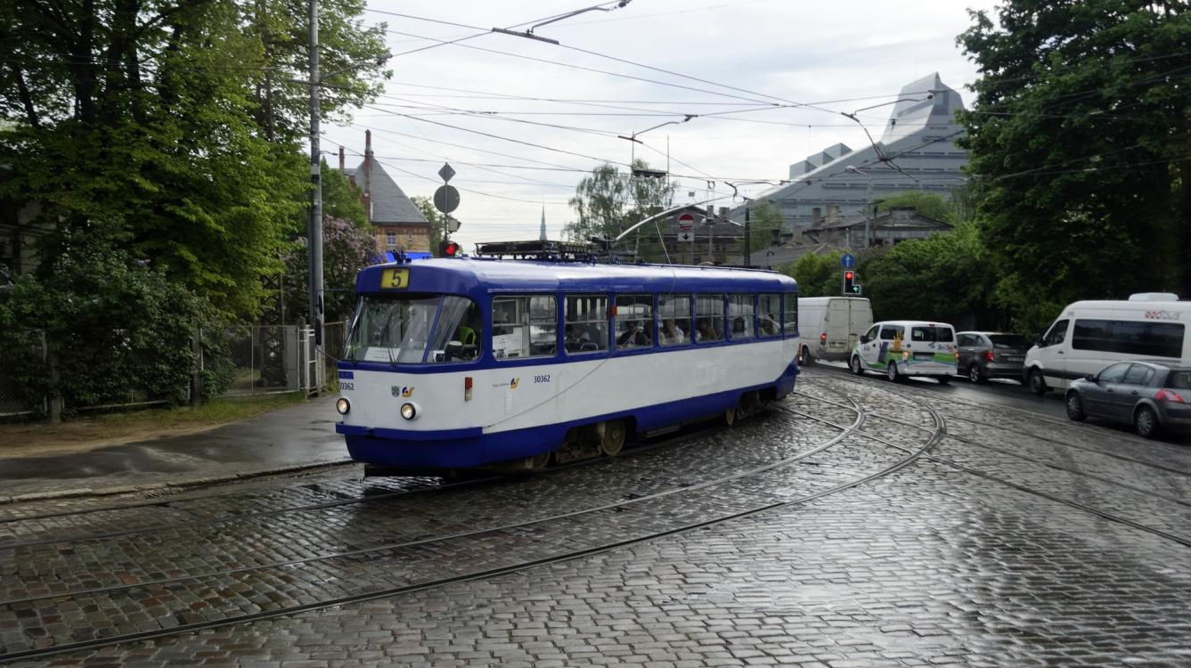 Riga : Tramway Skoda Škoda 15T ForCity Alfa N° 57093 de 2010 sur la ligne 1 Alexandra Grina Bulvaris