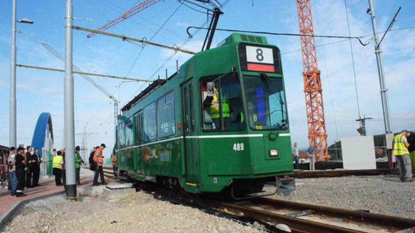 La motrice 489 arrive au nouveau terminus de la ligne 8