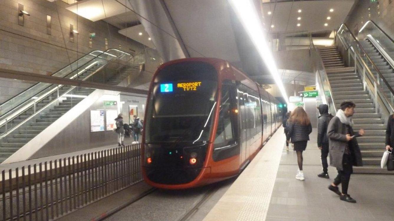 Station Jean Médecin, tramway en direction de l'aéroport