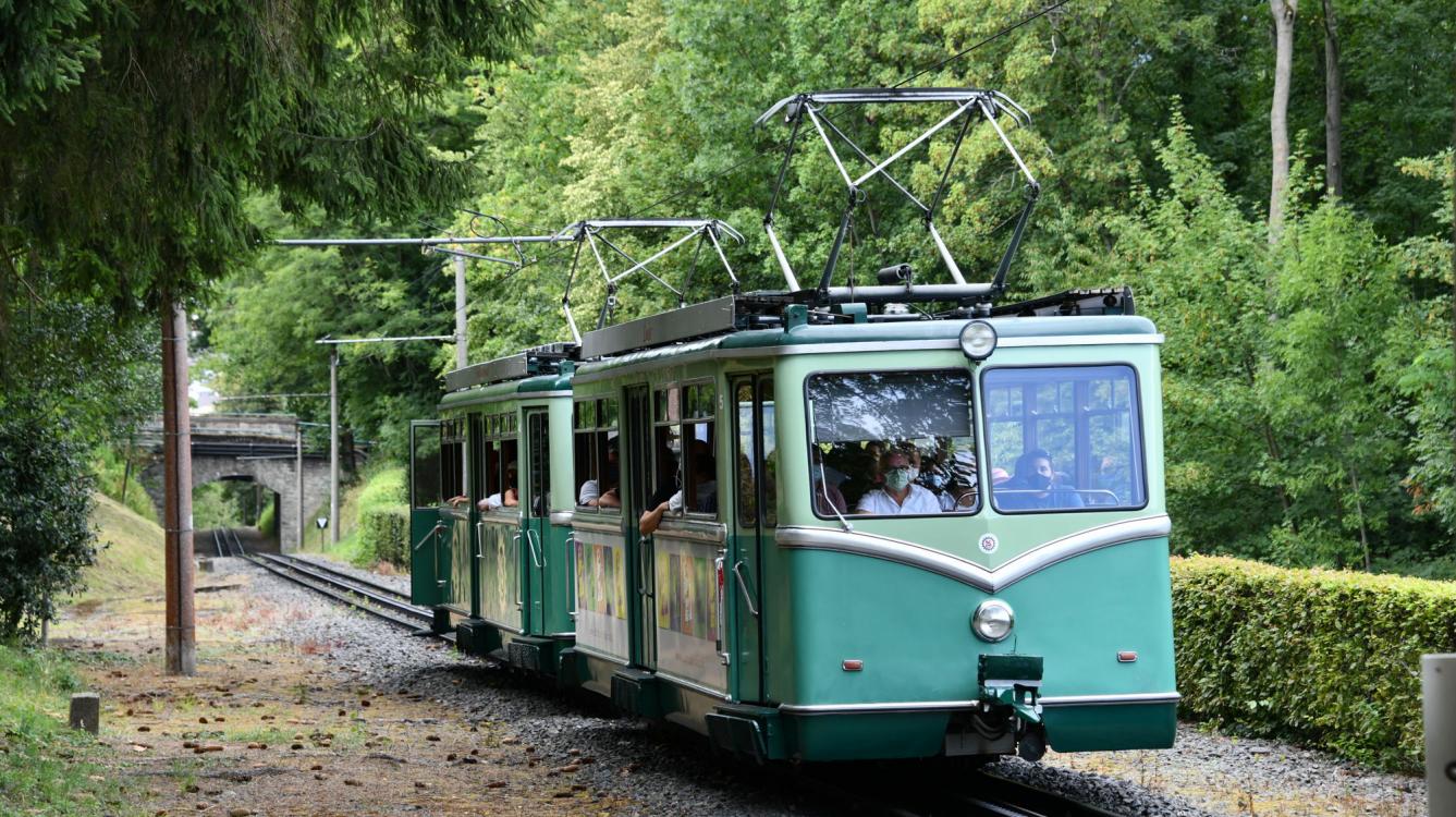 Les rames 5et 4 arrivent à la gare de croisement de Schloss Drachenburg