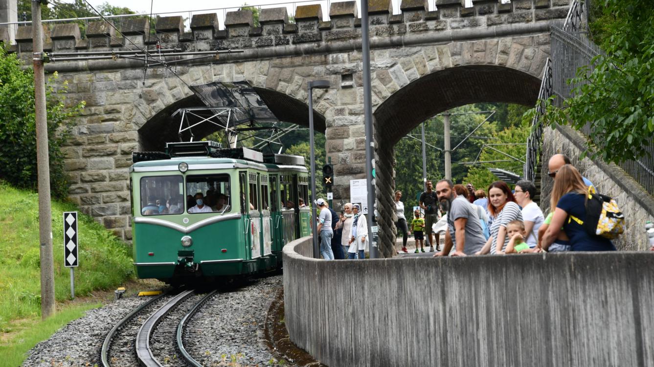 Schloss Drachenburg est situé à mi-distance de la ligne qui fait 1.5 Km retour des rames 3 et 2