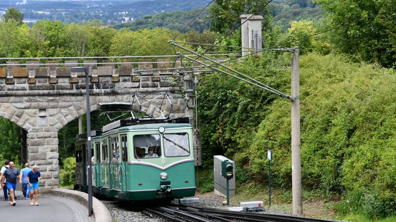 Arrivée à Schloss Drachenburg des rames 2 et 3