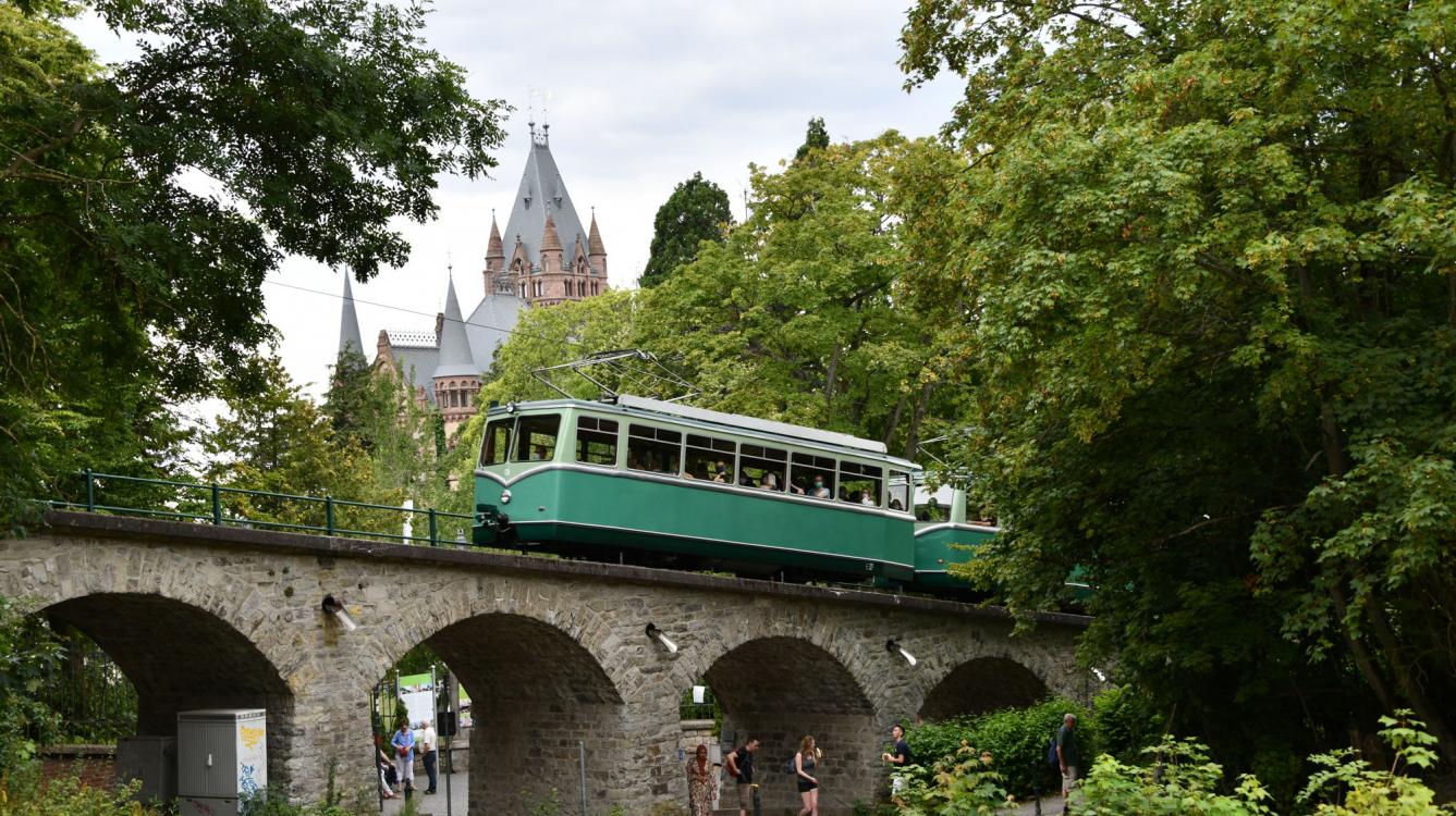 Les rames 5 et 4 aux pieds du château de Drachenburg qui fut de 1947 à 1960 l’école de la DR et de la DB !