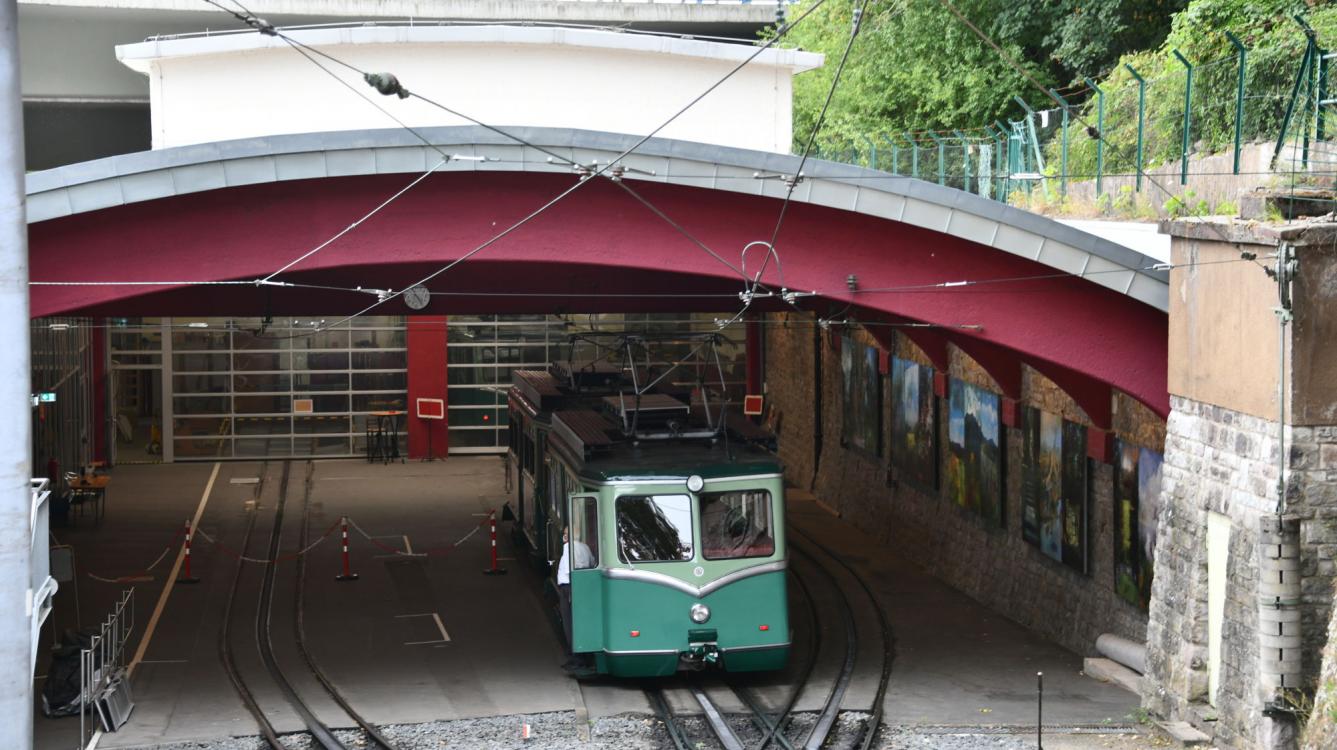 En gare de Konigswinter la montée des voyageurs se fait au sec dans l’atelier !