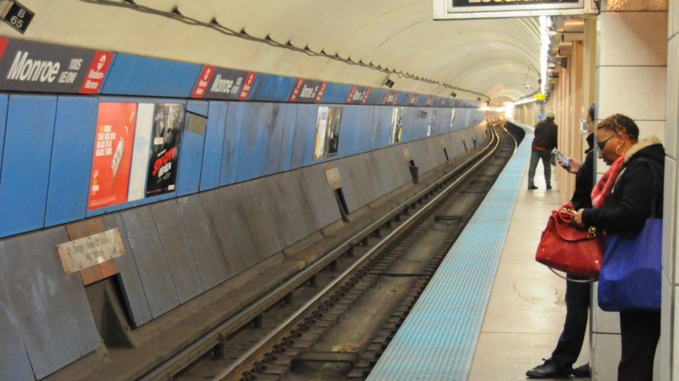 3 stations du metro des lignes rouge et bleue sont reliées entre-elles parun quai ininterrompu : pourquoi ? tout simplement parce que cela a été concu comme un abri antiaérien (on reste perplexe sur le temps d'evacuation des gratte-ciels vers ces abris !)