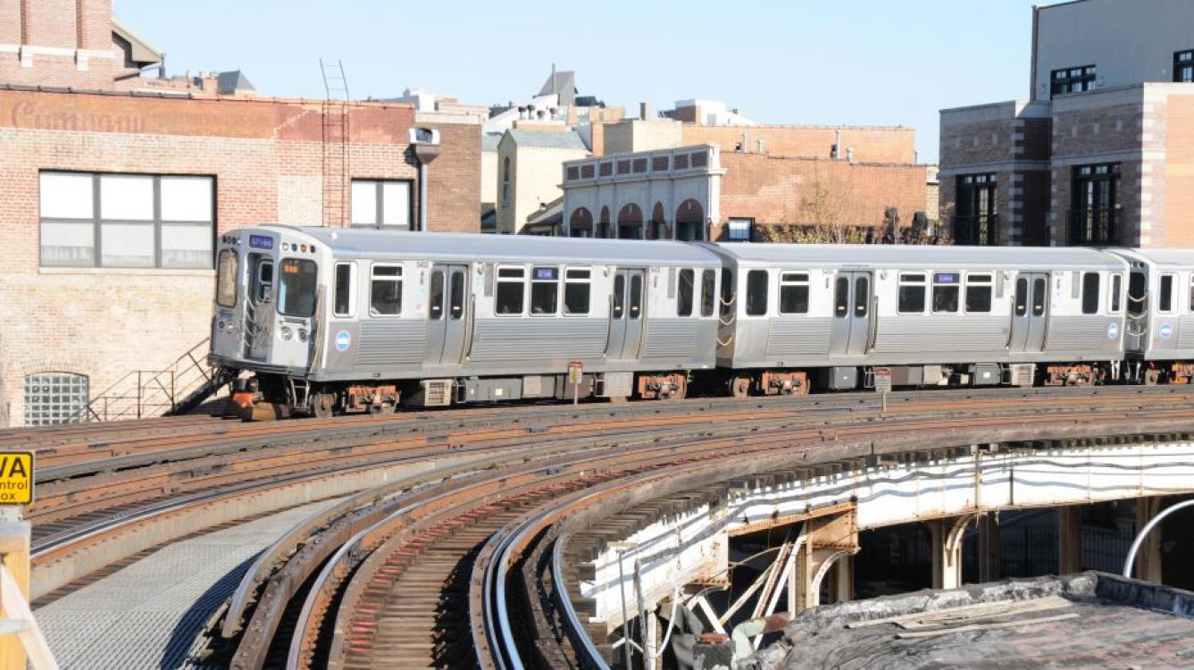 Element 5403 se dirigeant vers Linden (ligne violette)  arrive à la station Sheridan  (service assuré seulement aux heures de pointe)