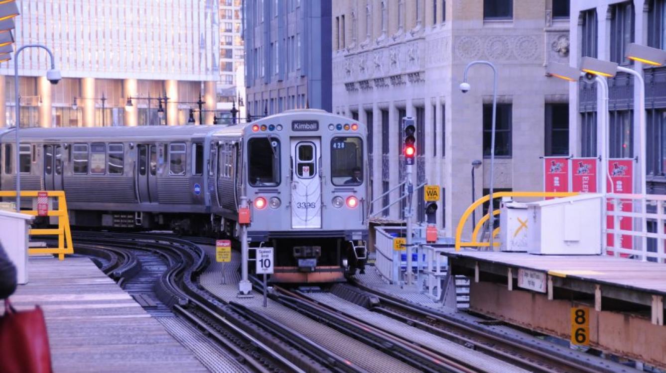 la rame 3398 arrive à la station "Randolph/Wabash"  (sur la "Loop") assurant un service vers Kimball, ligne Verte