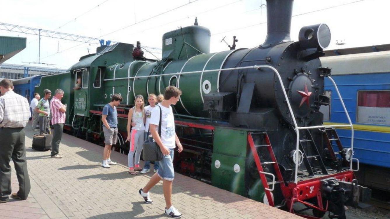 Kiev: la gare centrale un train vapeur historique