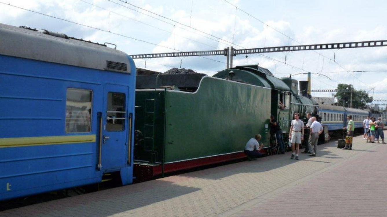 Kiev: la gare centrale un train vapeur historique