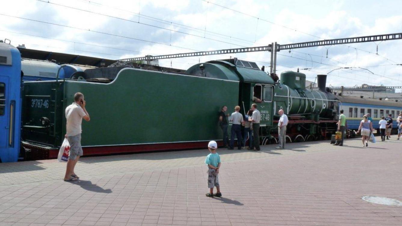 Kiev: la gare centrale un train vapeur historique