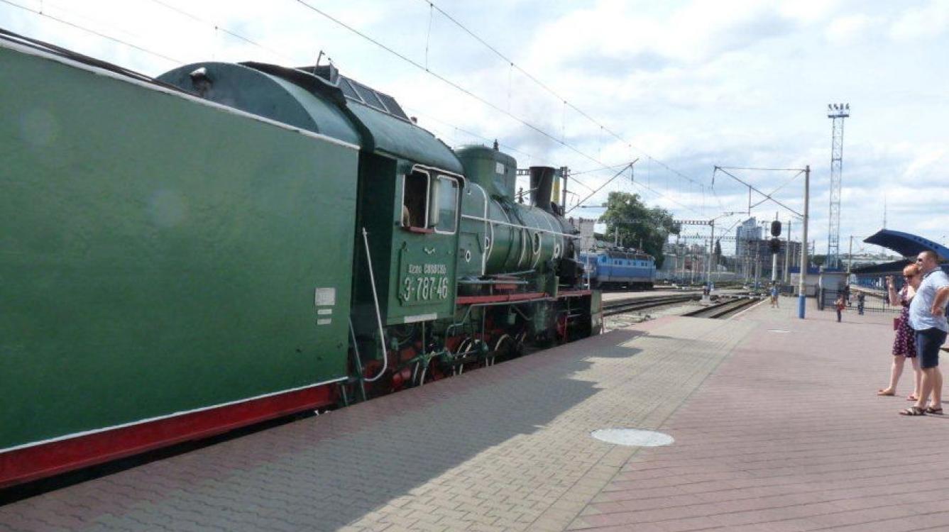 Kiev: la gare centrale un train vapeur historique