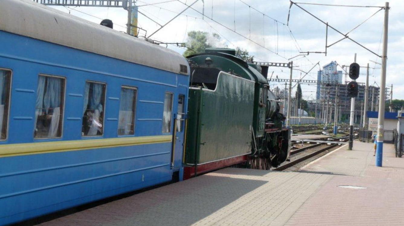 Kiev: la gare centrale un train vapeur historique