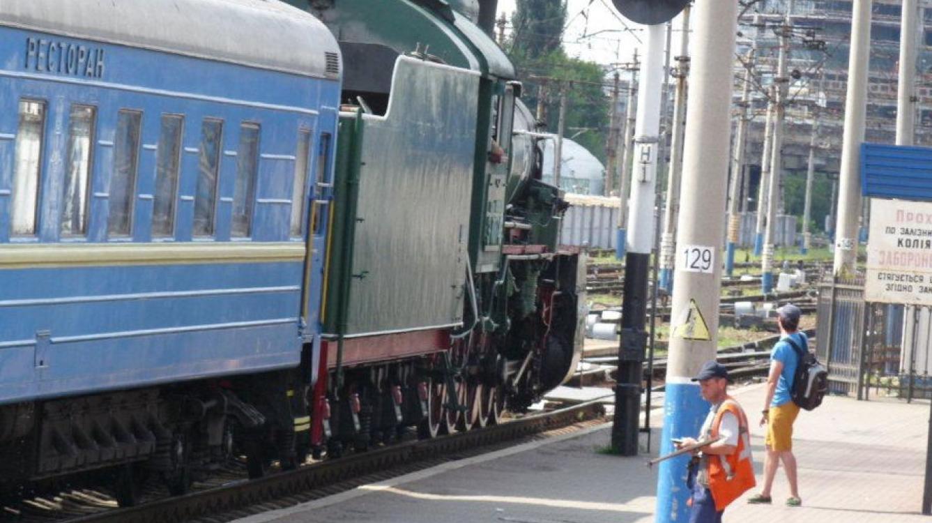 Kiev: la gare centrale départ du train vapeur historique