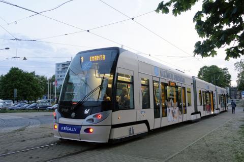 Riga : Tramway Skoda type 15t N° 57158 à Alexandra Grina Bulvaris