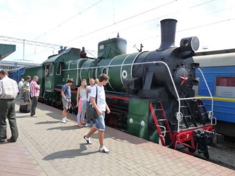 Kiev: la gare centrale un train vapeur historique