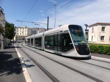 la rame 1023, venet de quitter la gare, se dirige vers Hérouville Saint Claire sur la ligne T1