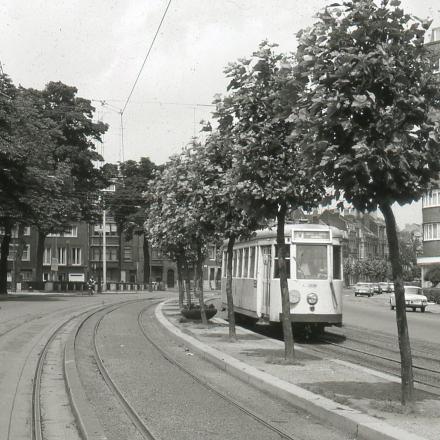 Boulevard du jubilé. A gauche les voie de la ligne 19 de la Stib (actuellement ligne 51)