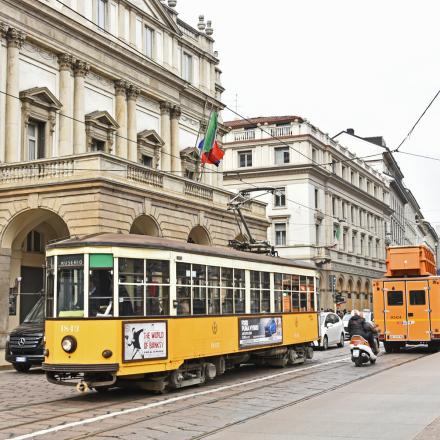 La motrice Peter Witt numéro 1843 devant le celebre théatre de la Scala