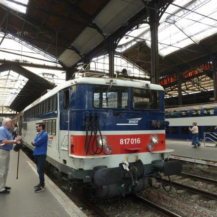 Le train spécial au départ de la Gare Saint-Lazare avec la BB 17016