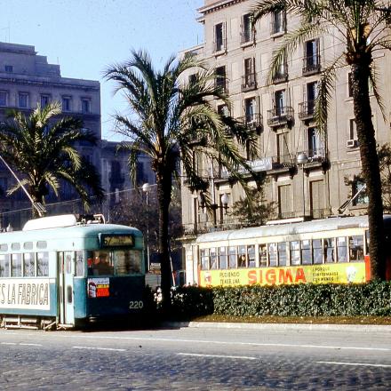 Tram N° 220, ligne 67 : série 212-285 (24 unités nouvelles ayant repris les numéros de trams réformés), construit par Tranvia de Barcelona en 1953-1957 ; 2 moteurs AEG de 25 kW ; truck Brill ; freinages mécanique, électrique et pneumatique.